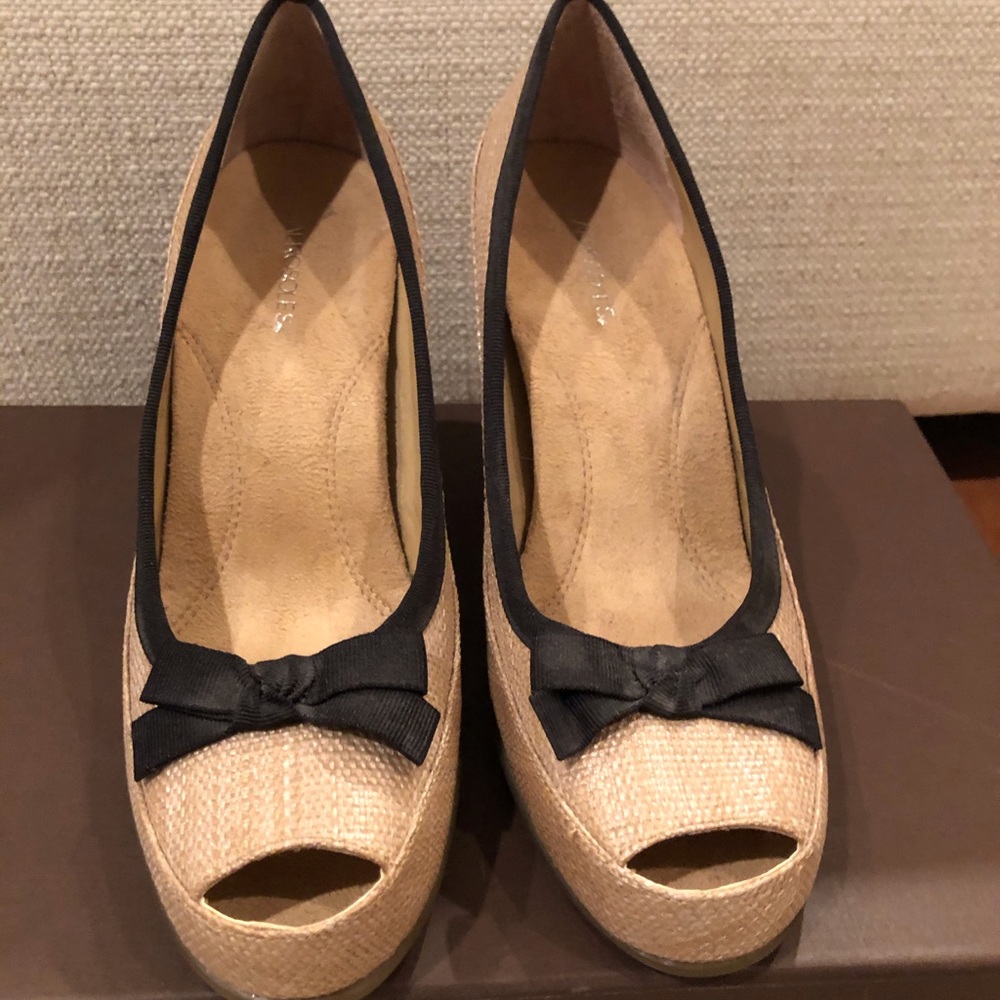 NWOT linen and bow pumps. Very comfy !